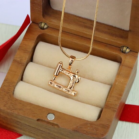 "Vintage Sewing Machine Rose Gold Pendant for Craft Lovers, XPPT1384 - Picture 2 of 13